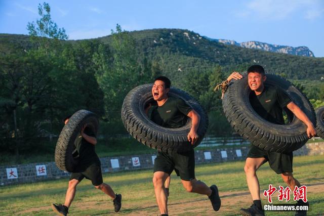 队员训练备战下一轮比赛，全力以赴为胜利奋斗